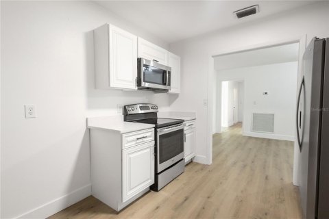 House in Temple Terrace, Florida 3 bedrooms, 194.07 sq.m. № 2393861 - photo 4