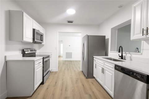 House in Temple Terrace, Florida 3 bedrooms, 194.07 sq.m. № 2393861 - photo 2