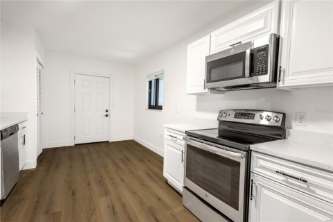 House in Temple Terrace, Florida 3 bedrooms, 194.07 sq.m. № 2393861 - photo 5