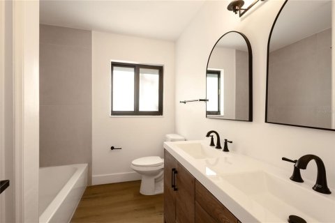 House in Temple Terrace, Florida 3 bedrooms, 194.07 sq.m. № 2393861 - photo 7