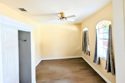 House in Tampa, Florida 4 bedrooms, 142.42 sq.m. № 2270468 - photo 13