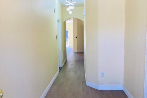 House in Tampa, Florida 4 bedrooms, 142.42 sq.m. № 2270468 - photo 4