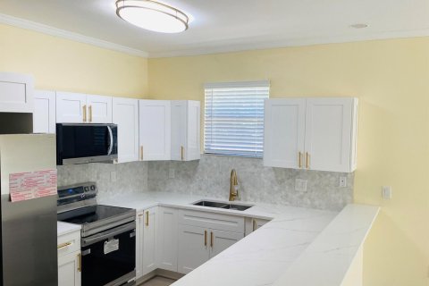 House in Tampa, Florida 4 bedrooms, 142.42 sq.m. № 2270468 - photo 5