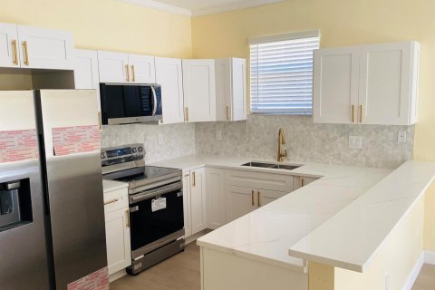 House in Tampa, Florida 4 bedrooms, 142.42 sq.m. № 2270468 - photo 6
