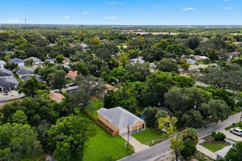 House in Tampa, Florida 4 bedrooms, 142.42 sq.m. № 2270468 - photo 3