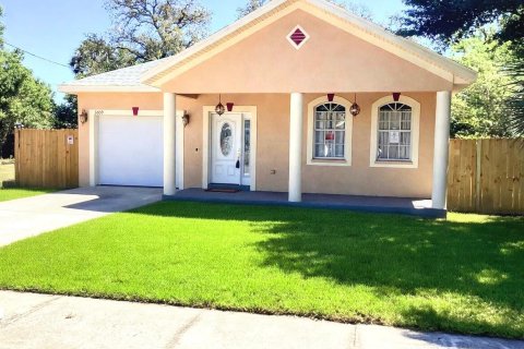 House in Tampa, Florida 4 bedrooms, 142.42 sq.m. № 2270468