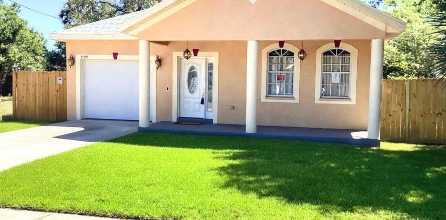 House in Tampa, Florida 4 bedrooms, 142.42 sq.m. № 2270468
