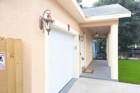 House in Tampa, Florida 4 bedrooms, 142.42 sq.m. № 2270468 - photo 2