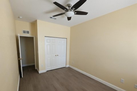 House in Tampa, Florida 4 bedrooms, 142.42 sq.m. № 2270468 - photo 17