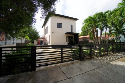 Villa ou maison à vendre à Miami, Floride: 4 chambres, 215.9 m2 № 2035772 - photo 2