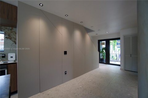 Villa ou maison à vendre à Miami, Floride: 4 chambres, 215.9 m2 № 2035772 - photo 7
