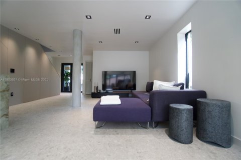 Villa ou maison à vendre à Miami, Floride: 4 chambres, 215.9 m2 № 2035772 - photo 10