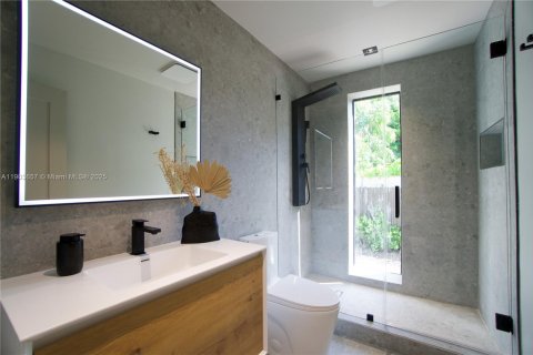 Villa ou maison à vendre à Miami, Floride: 4 chambres, 215.9 m2 № 2035772 - photo 8