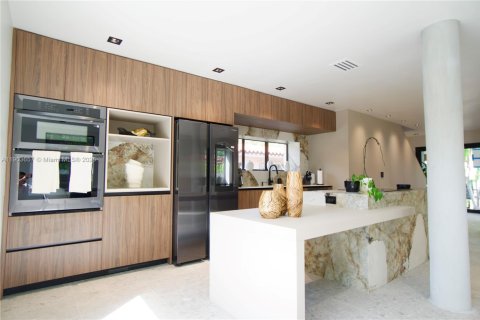Villa ou maison à vendre à Miami, Floride: 4 chambres, 215.9 m2 № 2035772 - photo 3