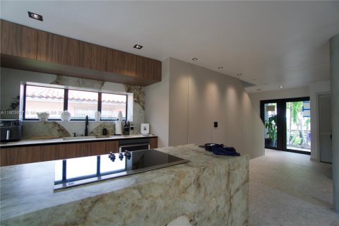 Villa ou maison à vendre à Miami, Floride: 4 chambres, 215.9 m2 № 2035772 - photo 6