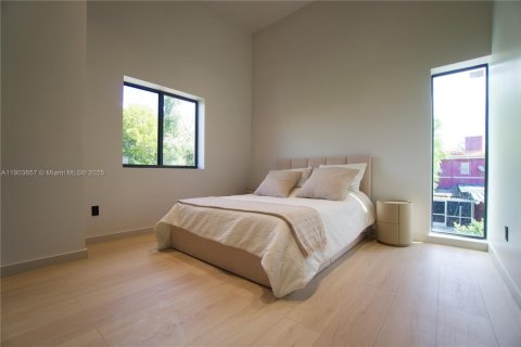 Villa ou maison à vendre à Miami, Floride: 4 chambres, 215.9 m2 № 2035772 - photo 12