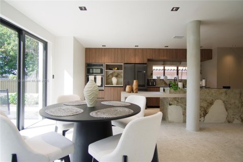Villa ou maison à vendre à Miami, Floride: 4 chambres, 215.9 m2 № 2035772 - photo 4