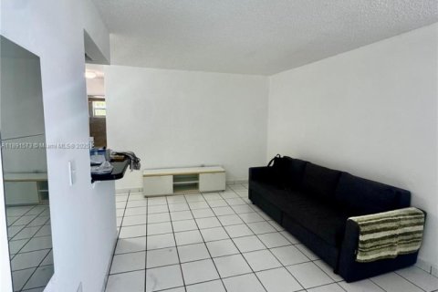 Condo in Miami Beach, Florida, 1 bedroom  № 1946624 - photo 8