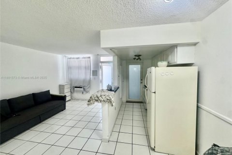 Condo in Miami Beach, Florida, 1 bedroom  № 1946624 - photo 1