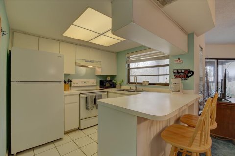 Condo in Palm Harbor, Florida, 2 bedrooms  № 2386746 - photo 9