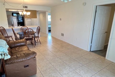 Condo in Lake Suzy, Florida, 2 bedrooms № 2167043 - photo 11