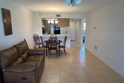 Condo in Lake Suzy, Florida, 2 bedrooms № 2167043 - photo 9