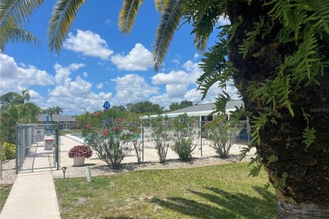 Condo in Lake Suzy, Florida, 2 bedrooms № 2167043 - photo 25