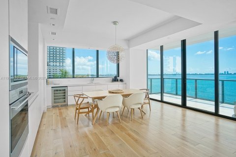 Condominio en alquiler en Miami, Florida, 3 dormitorios, 244.43 m2 № 1993033 - foto 5