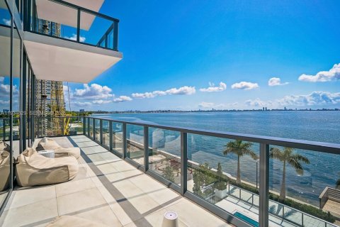 Condominio en alquiler en Miami, Florida, 3 dormitorios, 244.43 m2 № 1993033 - foto 11