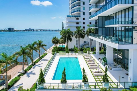 Condominio en alquiler en Miami, Florida, 3 dormitorios, 244.43 m2 № 1993033 - foto 19