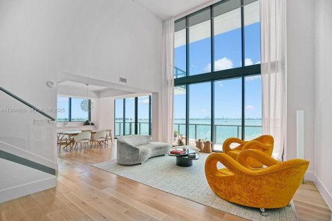 Condominio en alquiler en Miami, Florida, 3 dormitorios, 244.43 m2 № 1993033 - foto 22