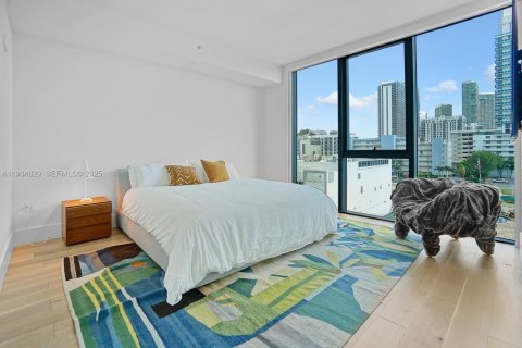 Condominio en alquiler en Miami, Florida, 3 dormitorios, 244.43 m2 № 1993033 - foto 8