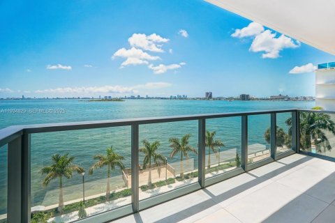 Condominio en alquiler en Miami, Florida, 3 dormitorios, 244.43 m2 № 1993033 - foto 1