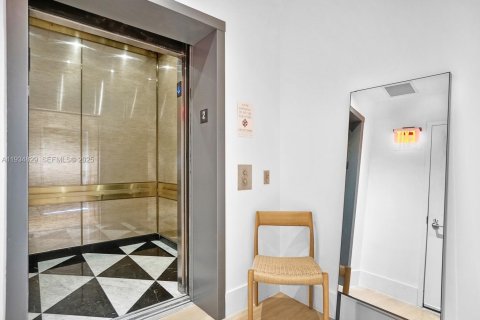 Condominio en alquiler en Miami, Florida, 3 dormitorios, 244.43 m2 № 1993033 - foto 4