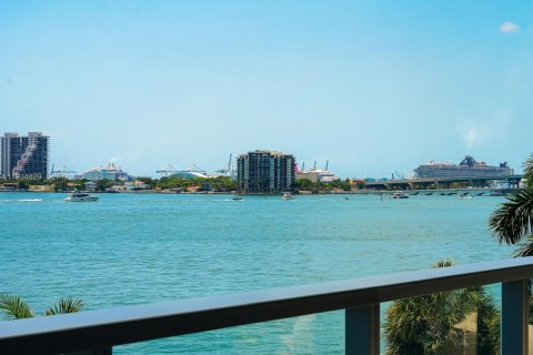 Condominio en alquiler en Miami, Florida, 3 dormitorios, 244.43 m2 № 1993033 - foto 15