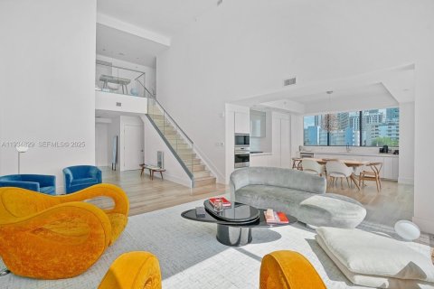 Condominio en alquiler en Miami, Florida, 3 dormitorios, 244.43 m2 № 1993033 - foto 3