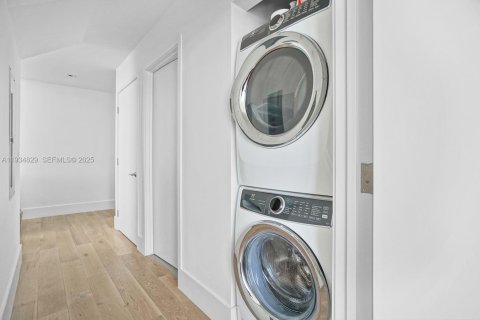 Condominio en alquiler en Miami, Florida, 3 dormitorios, 244.43 m2 № 1993033 - foto 6