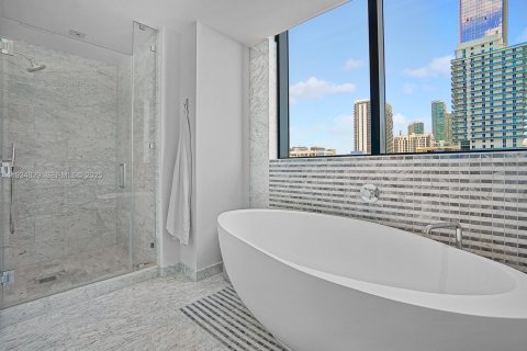 Condominio en alquiler en Miami, Florida, 3 dormitorios, 244.43 m2 № 1993033 - foto 9