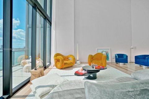 Condominio en alquiler en Miami, Florida, 3 dormitorios, 244.43 m2 № 1993033 - foto 13