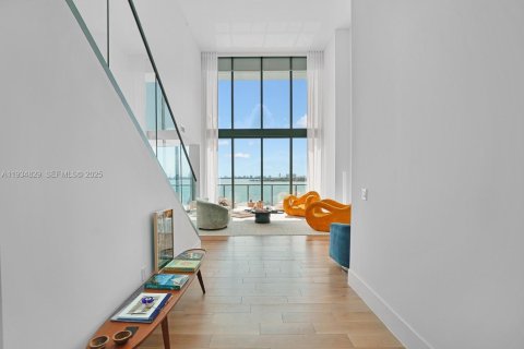 Condominio en alquiler en Miami, Florida, 3 dormitorios, 244.43 m2 № 1993033 - foto 2