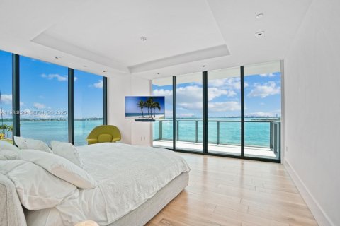 Condominio en alquiler en Miami, Florida, 3 dormitorios, 244.43 m2 № 1993033 - foto 10