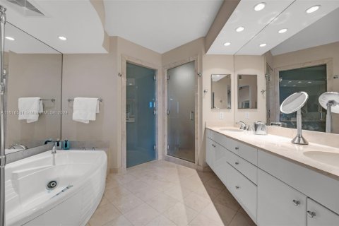 Condo in Key Biscayne, Florida, 3 bedrooms  № 1669478 - photo 23