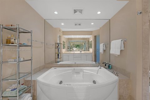 Condo in Key Biscayne, Florida, 3 bedrooms  № 1669478 - photo 26