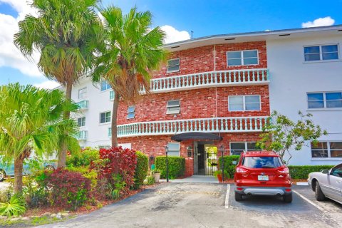 Copropriété à vendre à Pompano Beach, Floride: 2 chambres, 92.9 m2 № 2146937 - photo 4
