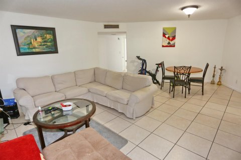 Copropriété à vendre à Pompano Beach, Floride: 2 chambres, 92.9 m2 № 2146937 - photo 11