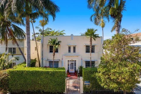 Condo in Miami Beach, Florida, 2 bedrooms  № 1699971 - photo 1