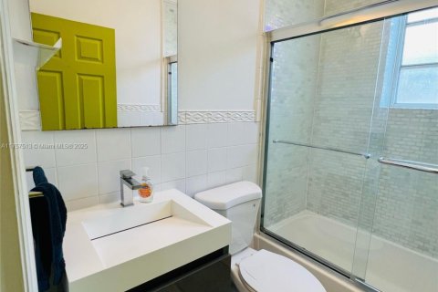 Condo in Miami Beach, Florida, 2 bedrooms  № 1699971 - photo 14