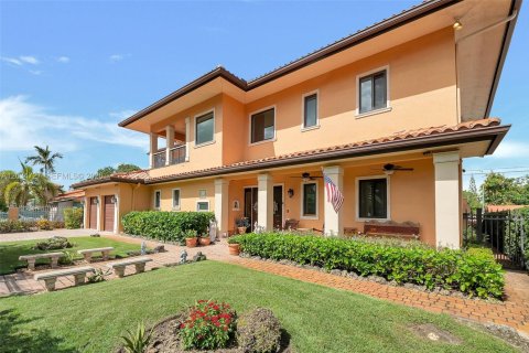 House in Miami, Florida 4 bedrooms, 347.08 sq.m. № 2086577