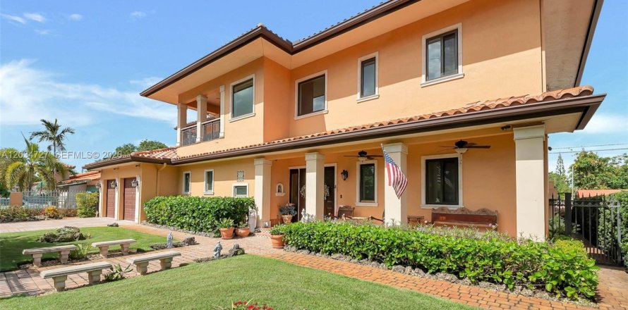 House in Miami, Florida 4 bedrooms, 347.08 sq.m. № 2086577