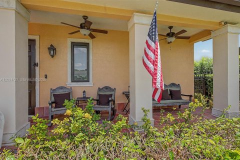 House in Miami, Florida 4 bedrooms, 347.08 sq.m. № 2086577 - photo 9